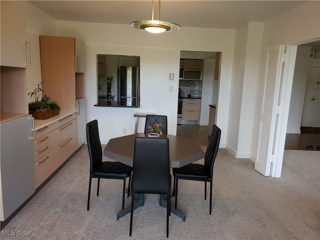 Bratenahl, Ohio 44108, United States, 2 Bedrooms Bedrooms, ,2 BathroomsBathrooms,Residential,Active,48481