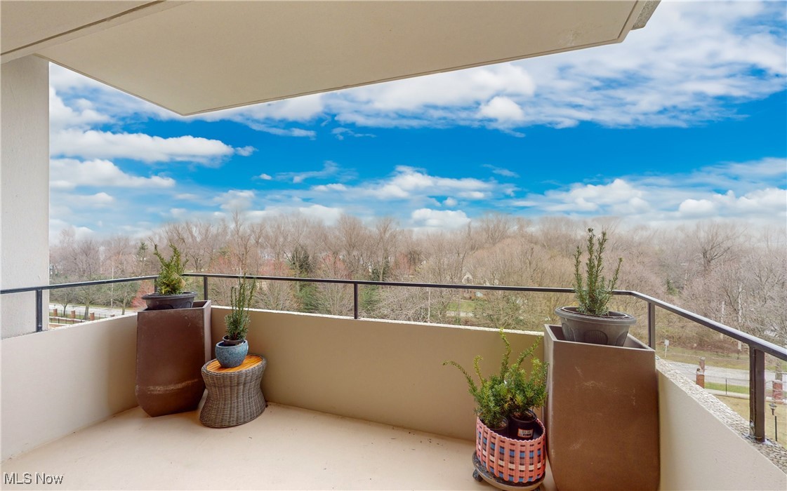 Bratenahl, Ohio 44108, United States, 2 Bedrooms Bedrooms, ,2 BathroomsBathrooms,Residential,Active,48481