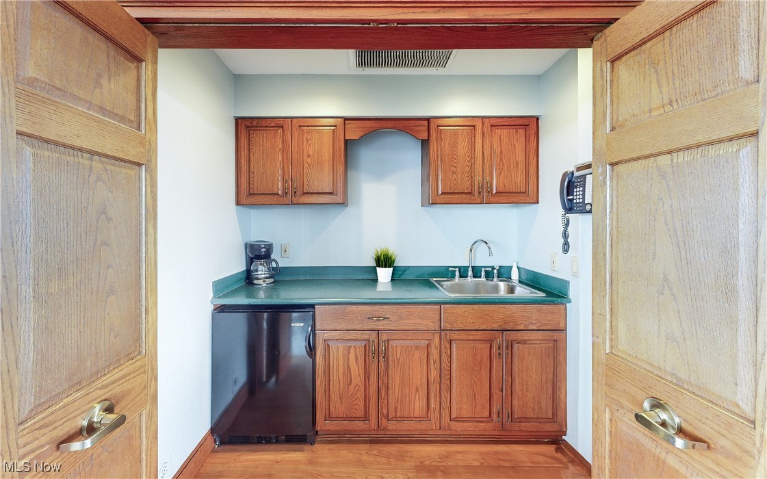 Bratenahl, Ohio 44108, United States, 2 Bedrooms Bedrooms, ,2 BathroomsBathrooms,Residential,Active,48481