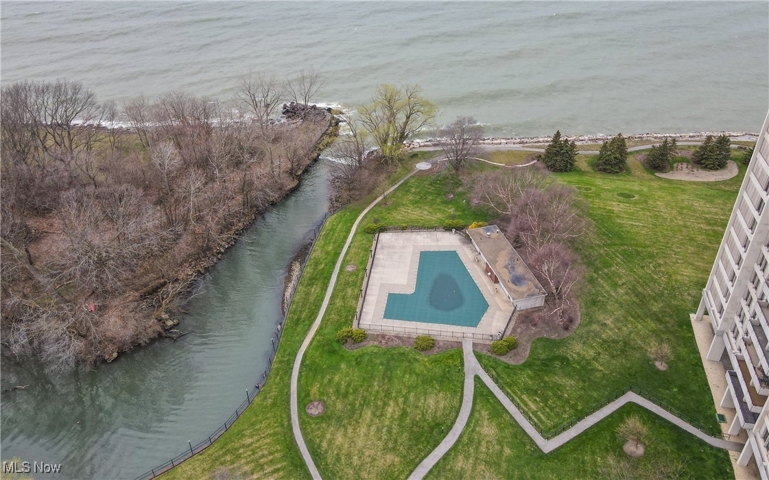 Bratenahl, Ohio 44108, United States, 2 Bedrooms Bedrooms, ,2 BathroomsBathrooms,Residential,Active,48481