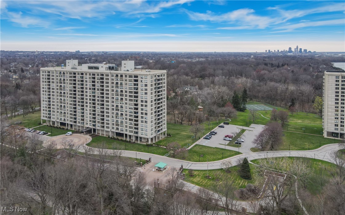 Bratenahl, Ohio 44108, United States, 2 Bedrooms Bedrooms, ,2 BathroomsBathrooms,Residential,Active,48481