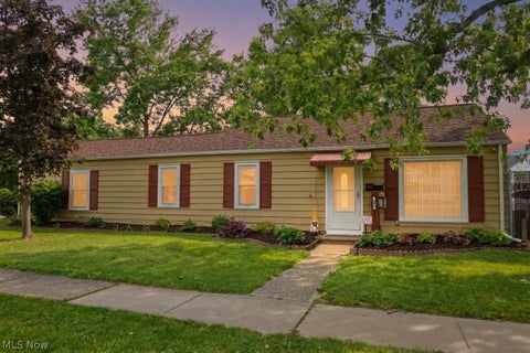 Photo for 892 W River Road N