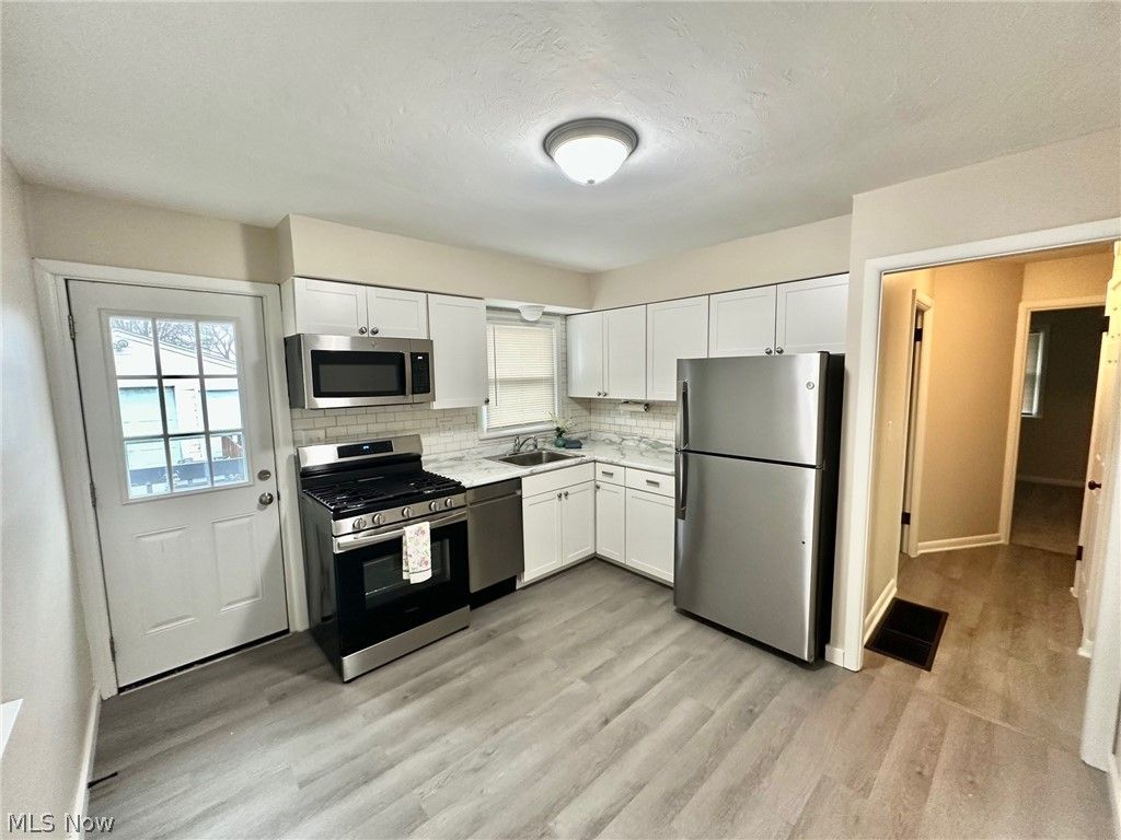 Photo of 1193 Stratford St, Barberton, OH 44203 (MLS # 5190666)