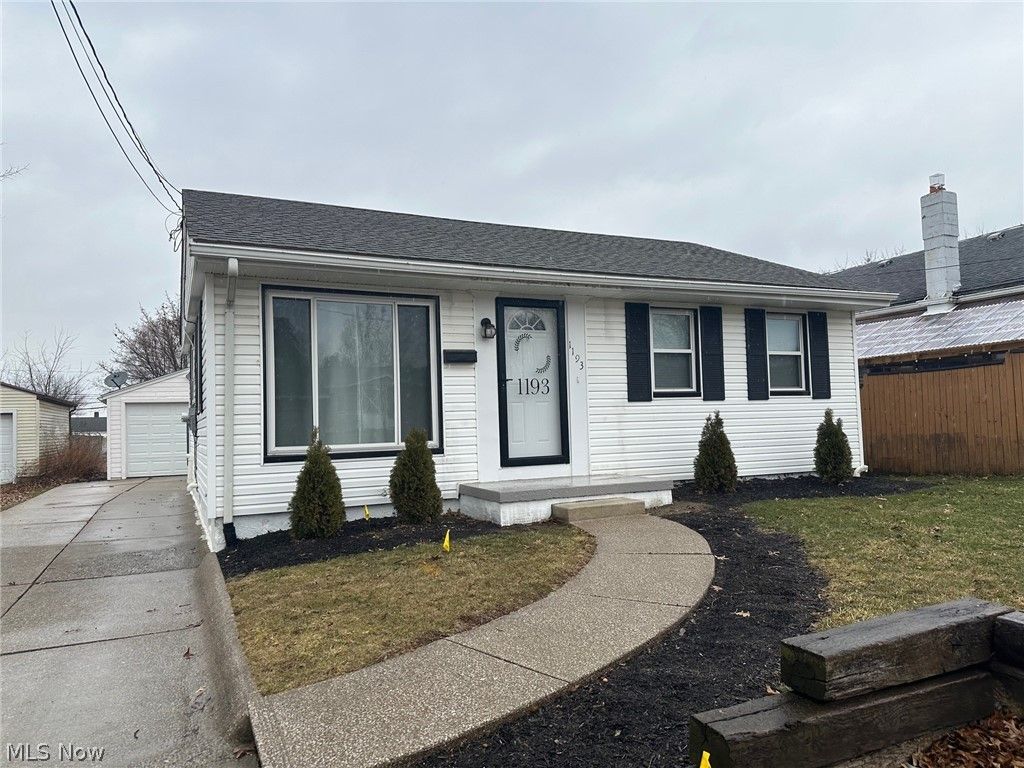 Photo of 1193 Stratford St, Barberton, OH 44203 (MLS # 5190666)