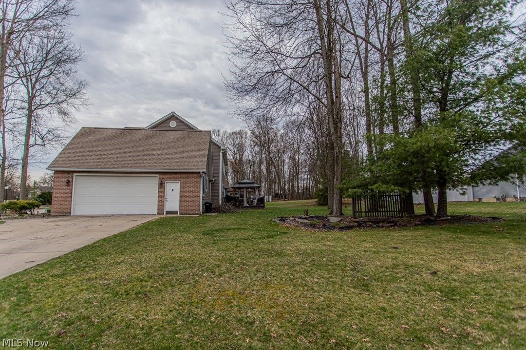 Photo of 2218 Crestmont Drive, Girard, OH 44420 (MLS # 5193135)