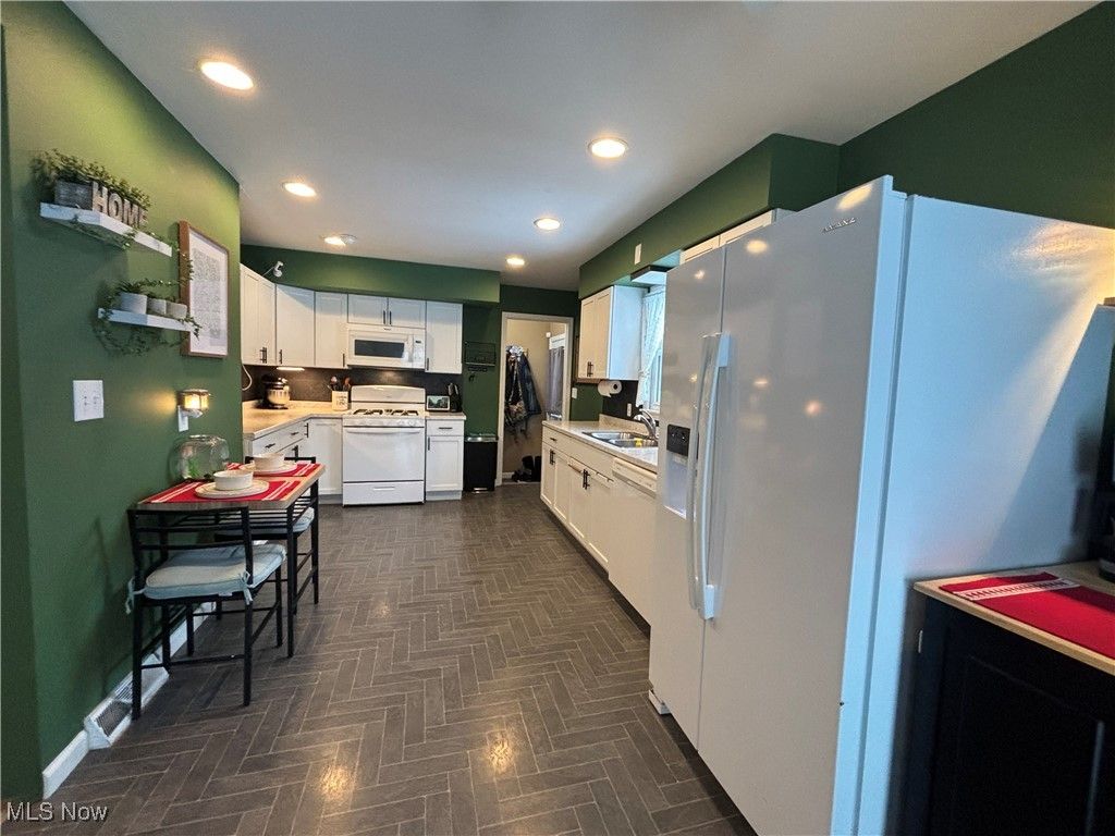 Photo of 4039 Parkwood Avenue, Youngstown, OH 44505 (MLS # 5182064)