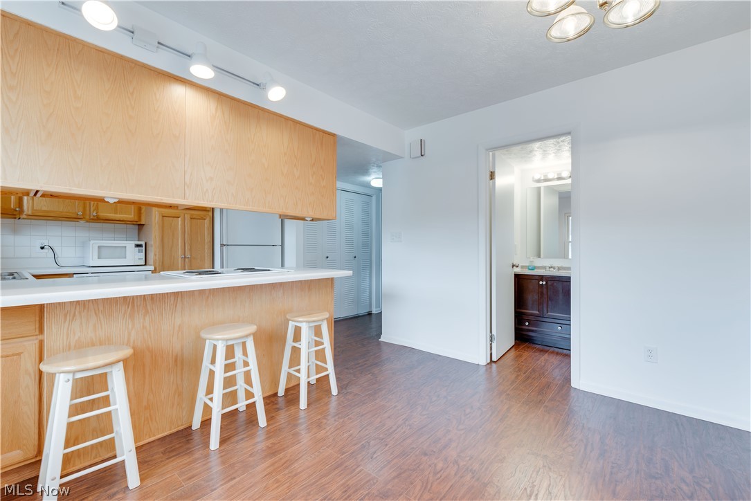 Country Club Twnhs North Condo - Residential