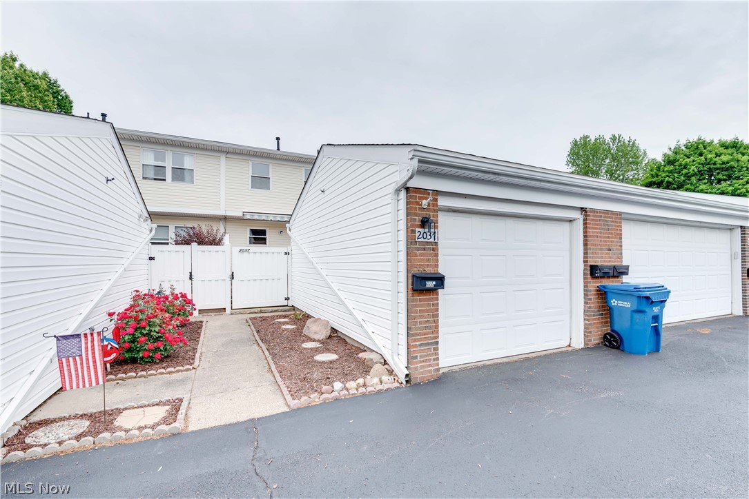 Country Club Twnhs North Condo - Residential