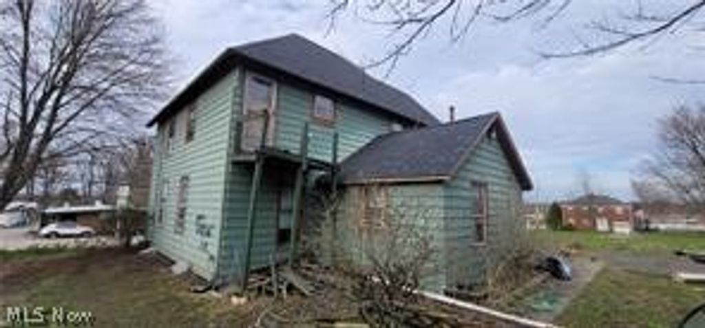 Photo of 323 W Liberty St, Hubbard, OH 44425 (MLS # 5195001)