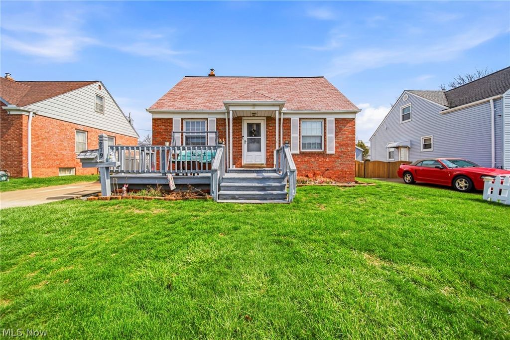 Photo of 279 E 327th Street, Willowick, OH 44095 (MLS # 5198126)