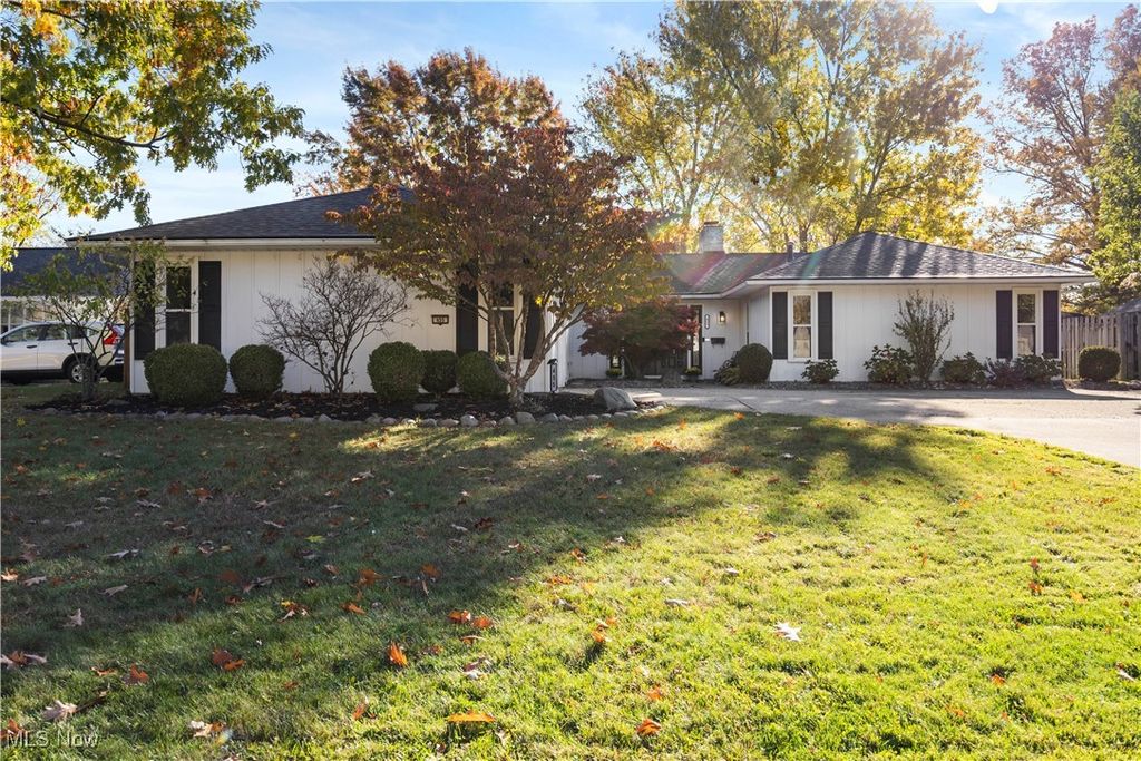 Photo of 455 Woodridge Circle, Berea, OH 44017 (MLS # 5168606)