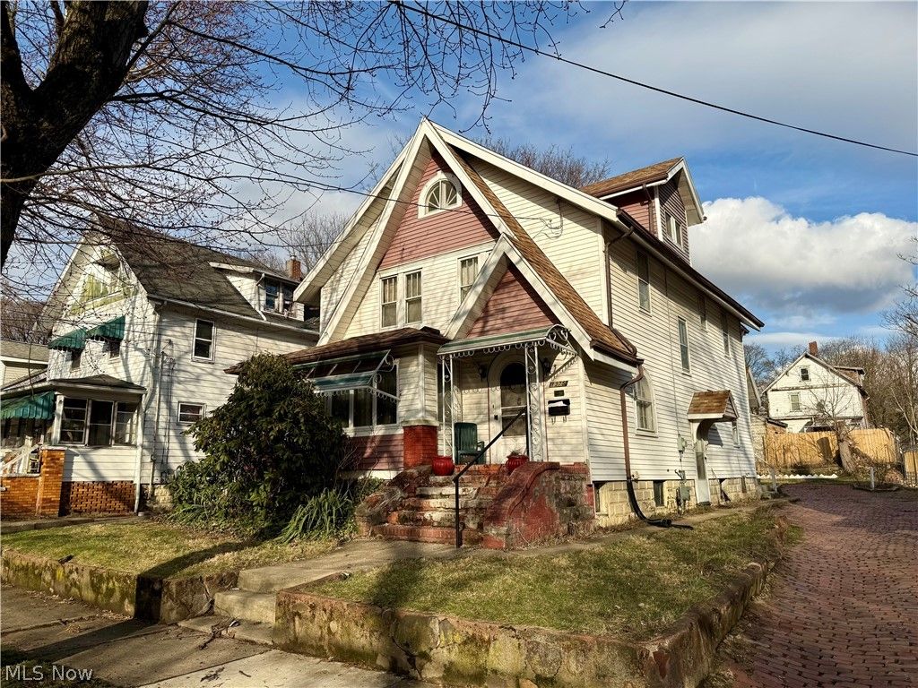 Photo of 1375 Curtis Street, Akron, OH 44301 (MLS # 5192449)