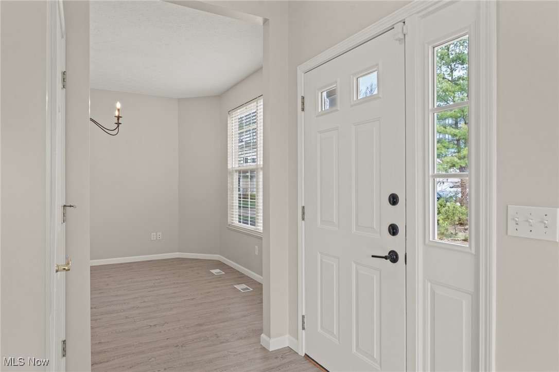 Westlake, Ohio 44145, United States, 3 Bedrooms Bedrooms, ,3 BathroomsBathrooms,Residential,Pending,105678