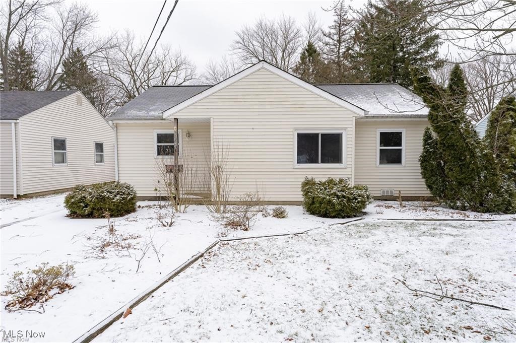 Home for rent in North Olmsted. 1st month rent and security deposit (same as 1st month rent) due upfront. Landlord provided appliances: Washer/ dryer, fridge, and stove. Tenant responsible for all lawn maintenance and snow removal. Tenant pays all utilities. Contact List agent Evan Rieke for showings. Not showingtime