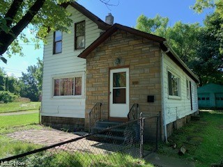 Attention investors. 3 bedroom,1 full bath home located in Summit county. North of downtown Akron. Near the University of Akron. Quiet neighborhood Nice yard. Detached 2 car garage. Home does need some TLC. Being sold as is.
Cash Sale only.