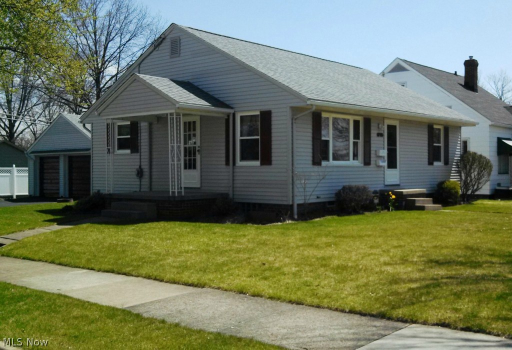 This home is NOT a drive-by. Bigger than it looks. Well maintained sparkling ranch in the heart of the park. Quality family built and occupied only. Lg eat-in kit. with tons of cupboard space. Central vac makes cleaning a breeze, Lg flat screen tv in basement stays. 3rd bedroom in basement with 14'x 6' walk-in closet and full bath, ventless gas heater in basement, all heavy duty storms and entry doors, ceiling fans 2 c. garage, security system beautiful neighborhood,glass block windows, near ex-way and shopping.