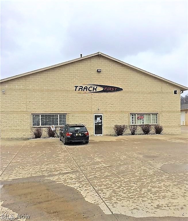 Unit E8 is 1200 square feet of either office or warehouse space with drive in door. You have the opportunity to knock out some walls if you need the extra space; you could install some overhead dividers if you would need to. Each unit is equipped with office rest rooms and a wet bar as well as all office space is air conditioned. Tenants responsible for utilities.