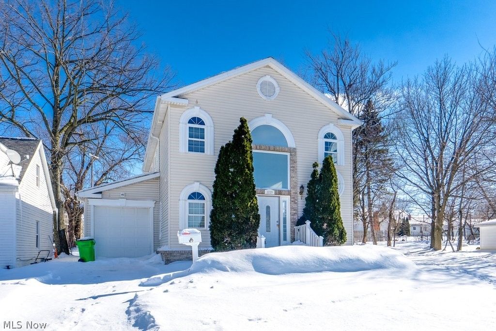 Photo of 1229 Summit Drive, Mayfield Heights, OH 44124 (MLS # 5186325)