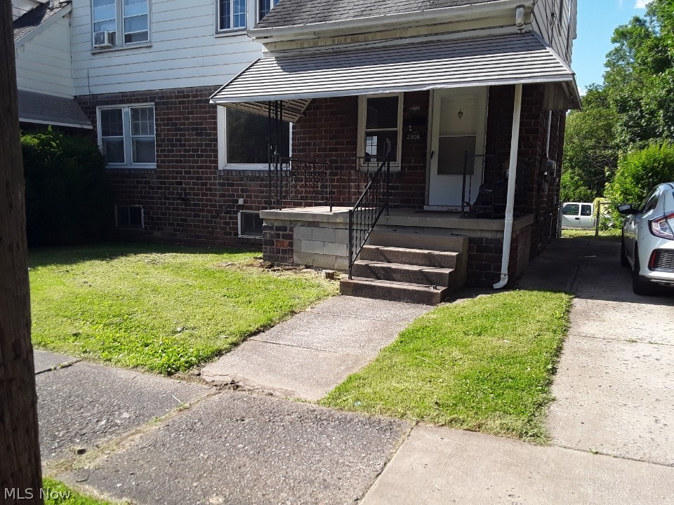 BIG Corner Townhouse with front and rear porches! On the corner of Lincoln, across from quiet parking lot! Sidewalk community. Great Struthers schools! This is like living in your own home! Brick construction makes it virtually impossible to hear your neighbors. Super sharp, updated kitchen with stove and fridge. Full bath with tub & shower combo, newer vinyl tub surround and modern vanity and lighting! Newer carpeting, fresh paint large rooms and full basement. Newer vinyl windows. You control and pay your own utilities! Available now!!! New drive extension for parking off the kitchen door in back. Very quiet corner Duplex.