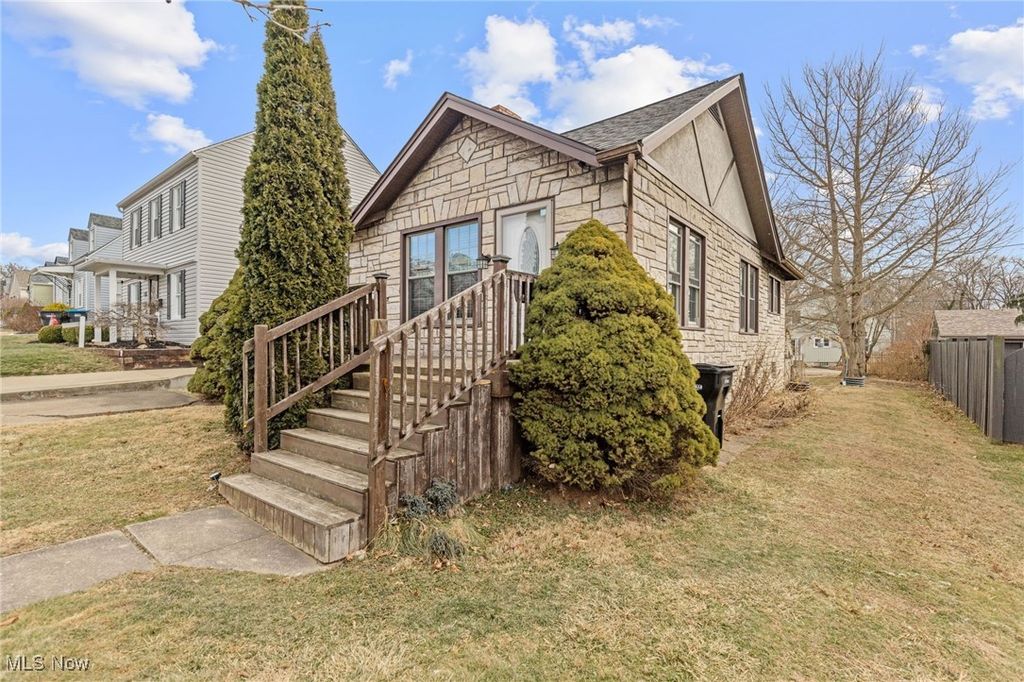 Photo of 1910 Euclid Avenue, Zanesville, OH 43701 (MLS # 5184045)