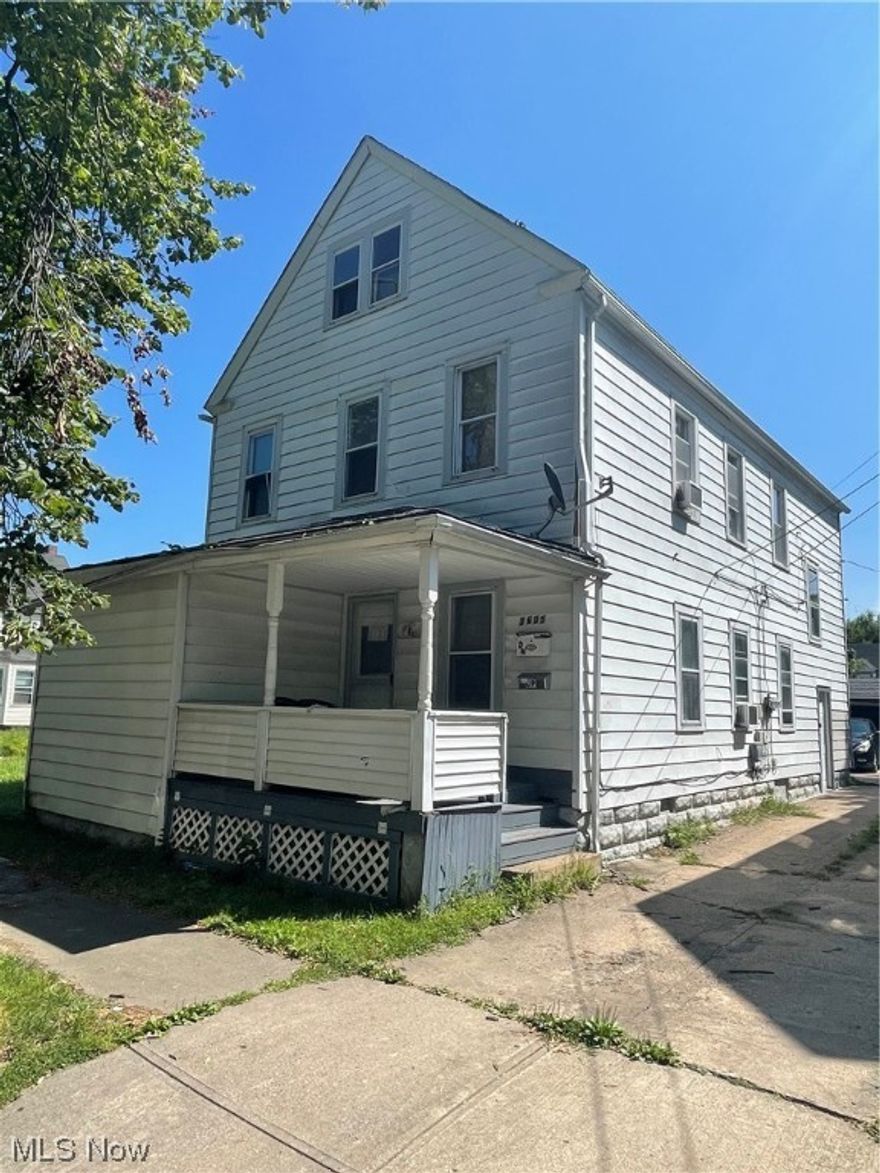 UNBELIEVABLE INVESTMENT OPPORTUNITY ON THE WEST SIDE OF CLEVELAND! Cash flowing duplex located on the West Side of Cleveland. Bottom unit pays $750 a month while the Upstairs unit pays the $690 (for a combined total of $1,440 a month). Seller recently made a number of updates that include two NEW HVAC Units, a NEW Hot Water Tank, and a NEWLY replaced gas line. Additionally, the property will have a BRAND NEW ROOF and NEW RAIN GUTTERS installed prior to the close of escrow. Add this to your portfolio today!!!