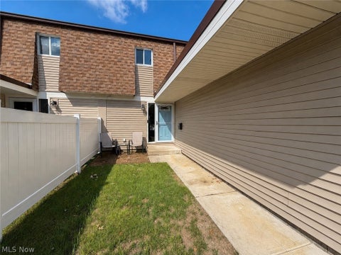 Condo For Sale - 9274 Willow Lane<br/> Olmsted Falls, OH 44138