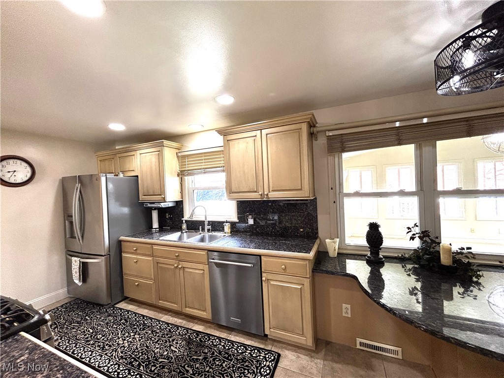 220 Country Club Boulevard, Weirton, West Virginia image 5