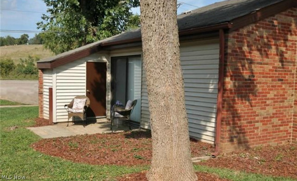 2 bedrooms, 1 bath flat apartment available at Vista View.
HUD approved apartment, great location for commuters
All applicants subject to credit and background check.
Tenant responsible for electric, cable and phone
Security Deposit and First Months rent due prior to move in