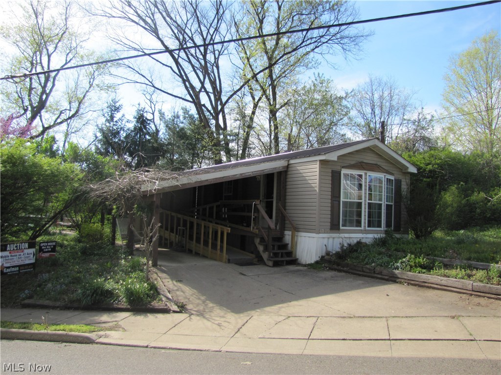Online Only Auction
Up for auction is a 3 bedroom, 1 bath mobile home located in Killbuck. The home sits on .41 of an acre and is located in between the elementary school and downtown. This home is move in ready so whether you're looking for an investment or your first home don't miss out on this offering. The home will come equipped with a gas stove (new), refrigerator, washer and dryer. Join us at the open house to view this home.