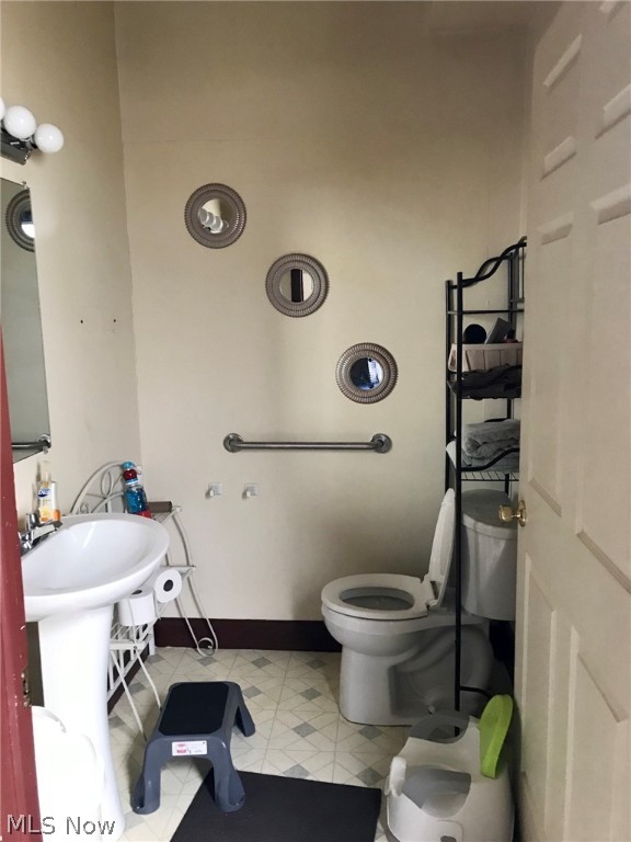 Main image without alt text