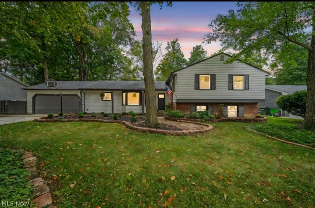 Photo of 1066 Eastlawn Drive, Highland Heights, OH 44143 (MLS # 5199104)