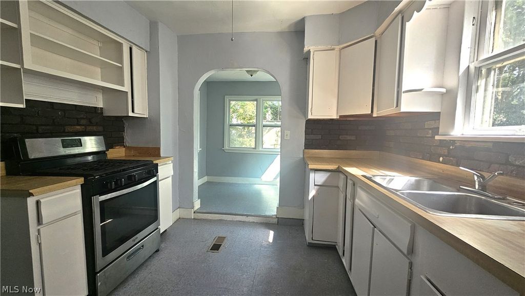 Photo of 9910 Zimmer Avenue, Cleveland, OH 44102 (MLS # 5202469)