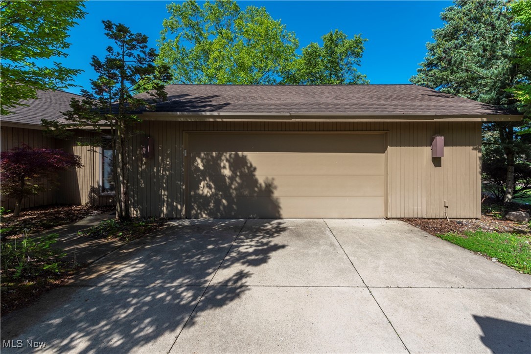 32715 Bridgestone Drive, North Ridgeville, Ohio image 2
