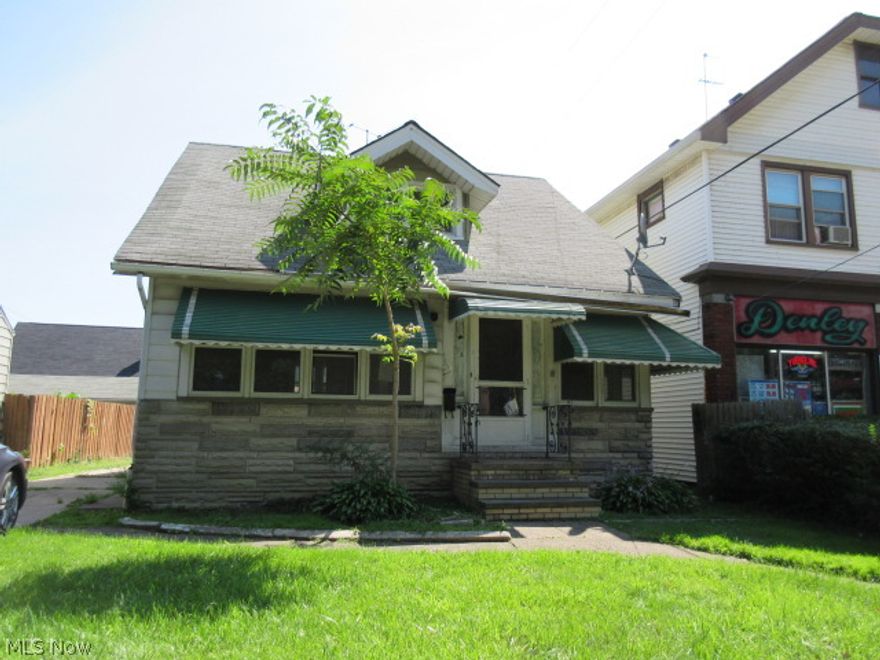 3 bedrooms, 1 bath bungalow. 1 car detached garage. This prooerty is to be inclused in an upcoming online auction event.  Bidding Starts 10/4/14 and bidding ends 10/8/14.