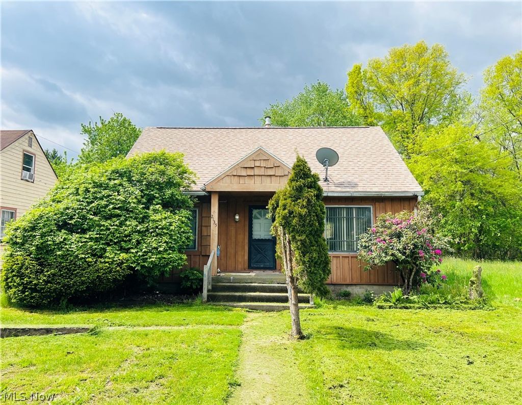 Photo of 2135 Parkman Road NW, Warren, OH 44485 (MLS # 5209203)