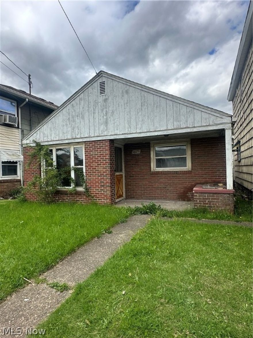 Investors... Come take a look!! This 3 bedroom/1 bath home has so much potential. Everything on one floor including laundry in the mud room.  Conveniently located right across from Sparklet Market.