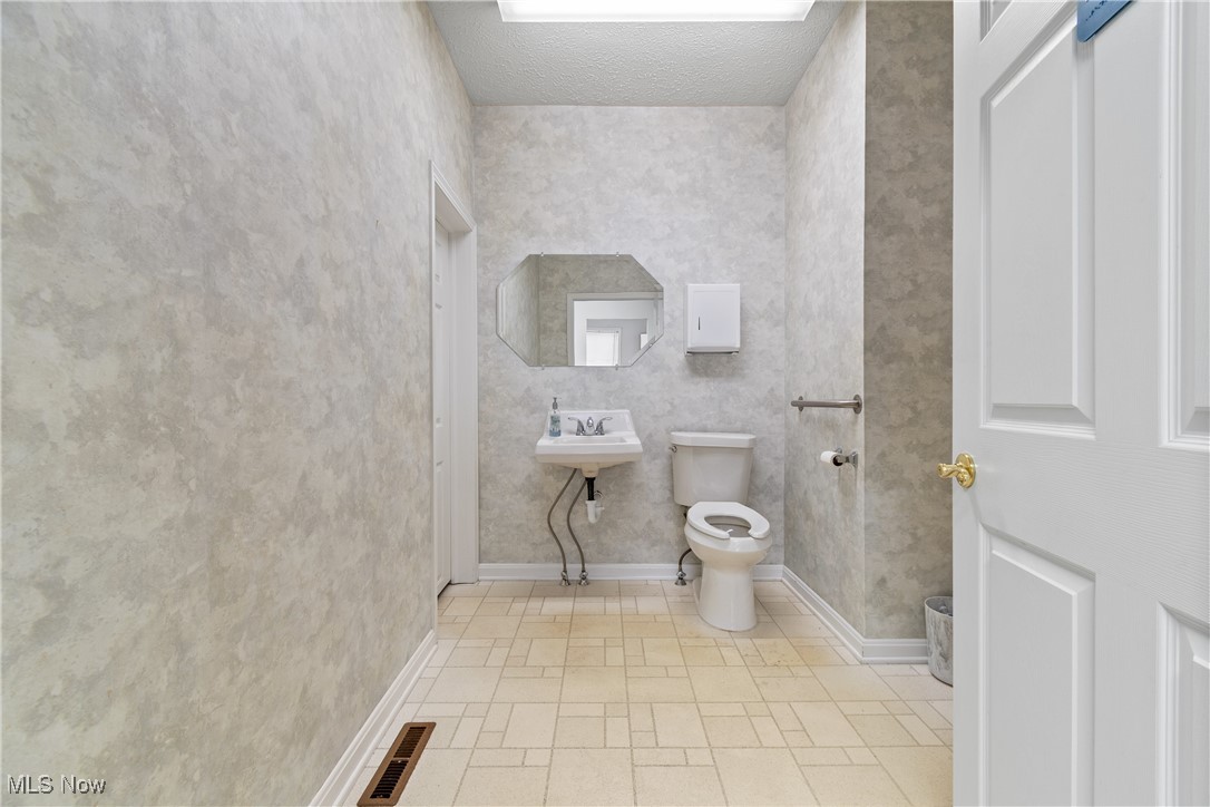 Uniontown Knolls - Commercial Lease