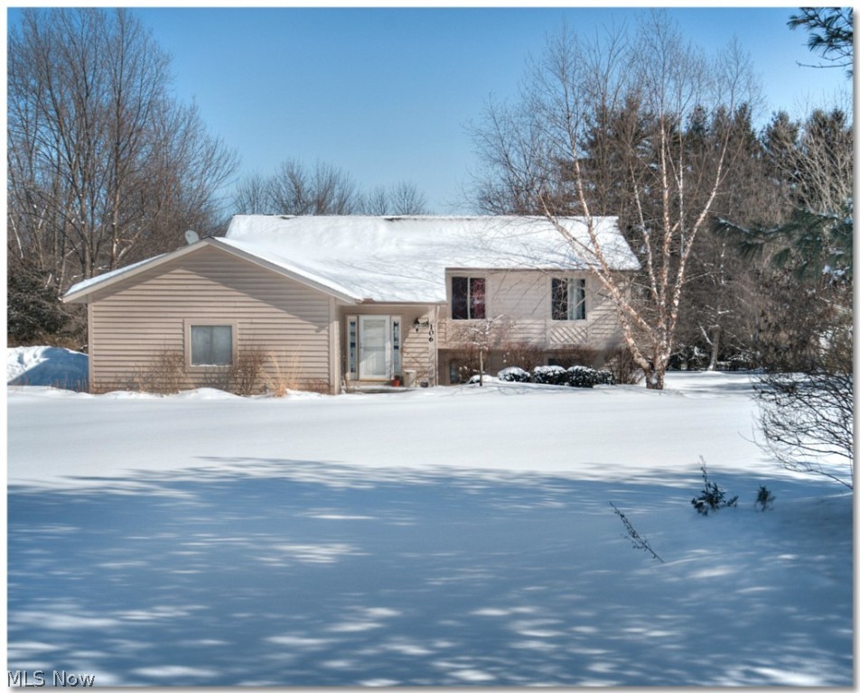 Charming 3 bedroom, 3 full bath Bi- Level Home situated on 1+ Acres in Bellwood Acres- updated Kitchen w/stainless steel appliances- gas fireplace in Family Room- Large deck- Jacuzzi Tub in Master & Large walk -in closet- Lower Level, office could be 4th bedroom- enjoy the firepit & perennial gardens in the great family home- Also enjoy Bellwood Lake & it's sandy beach in the summer & ice skating in the winter.