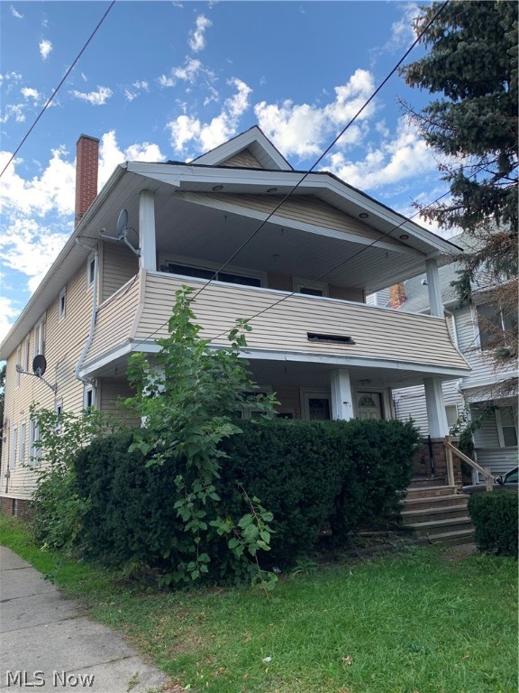 Turn-key duplex on a nice quiet street! Nice hardwoods throughout. Spacious units with larger bedrooms. Attractive vinyl siding. A great property as a first time landlord or add to your portfolio!