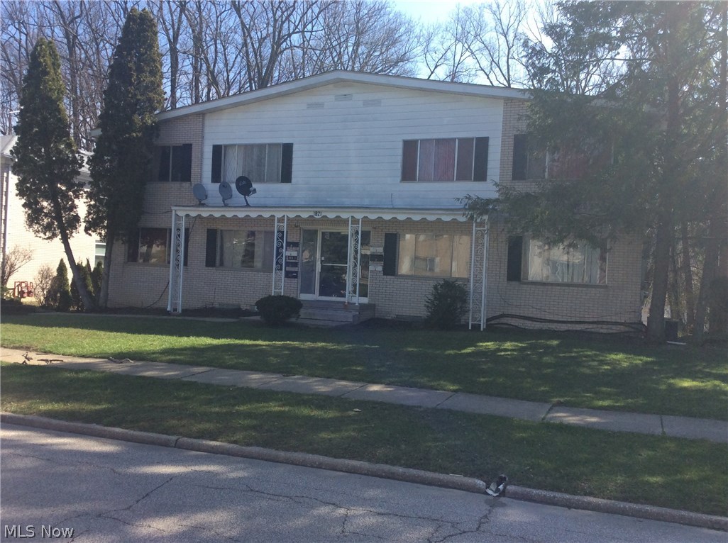 Great Investment priced to Sell! 6 Unit apartment building. Fully occupied. 4 - 3 bed 1.5 units and 2 - 1 bed units. Located close to shopping, schools and downtown. Well maintained all units occupied.