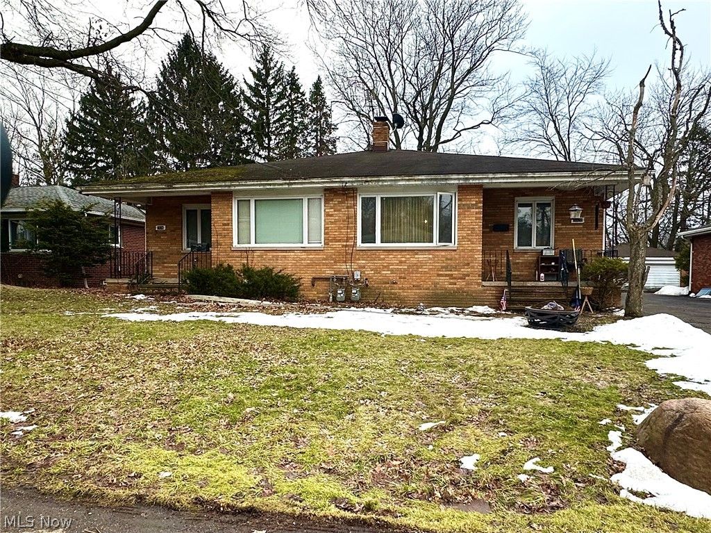 Photo of 1024 Saxon Avenue, Akron, OH 44314 (MLS # 5185364)