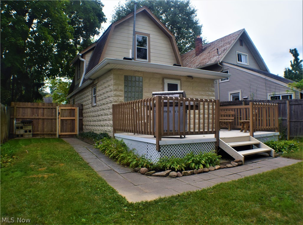 Main image without alt text