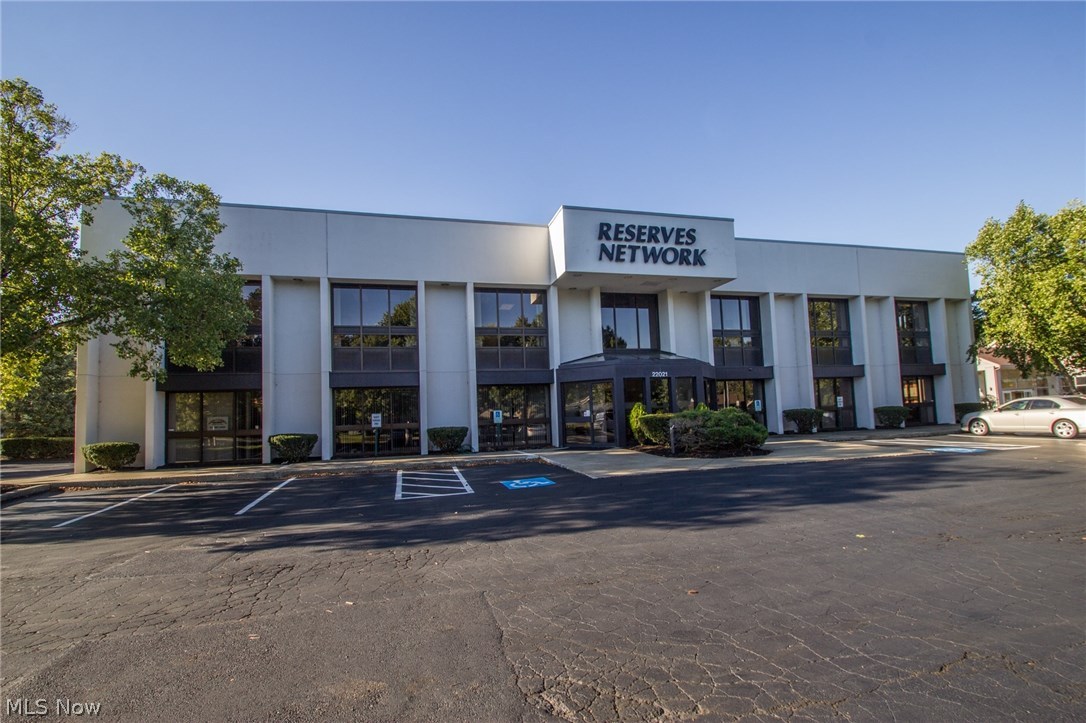 Beautifully appointed executive office suites. Partially furnished if desired. Tenants enjoy access to conference rooms and a state-of-the-art training & testing center. Key FOB security system. Includes Wi-Fi. Administrative and tech support available. Free on-site parking.
Prime location with easy access to major highways, downtown and Cleveland Hopkins Airport.
Park-like setting behind the building overlooks the Cleveland MetroParks.