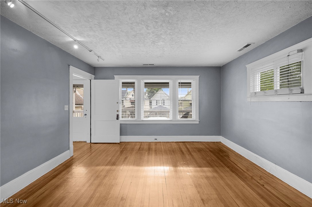 Cleveland, Ohio 44113, United States, 6 Bedrooms Bedrooms, ,2 BathroomsBathrooms,Residential,Active,143727