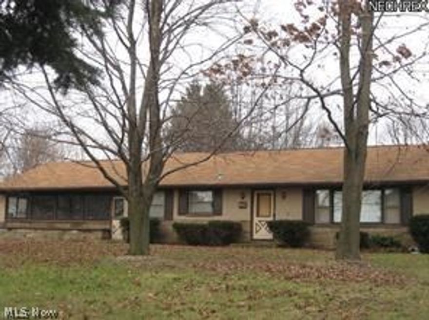 Jackson Township rental available. 3 bedrooms, bathroom, large family room, eat in kitchen, 2 car garage. Partially finished recreation room in lower level. Nice yard. Newer Carpet.  Large backyard.   Minutes from the expressway