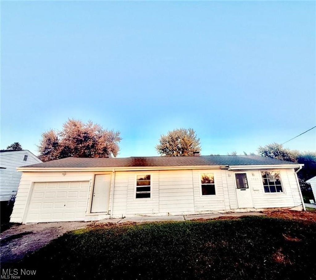 Photo of 1325 Miami Street, Youngstown, OH 44505 (MLS # 5179950)