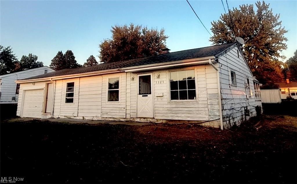 Photo of 1325 Miami Street, Youngstown, OH 44505 (MLS # 5179950)