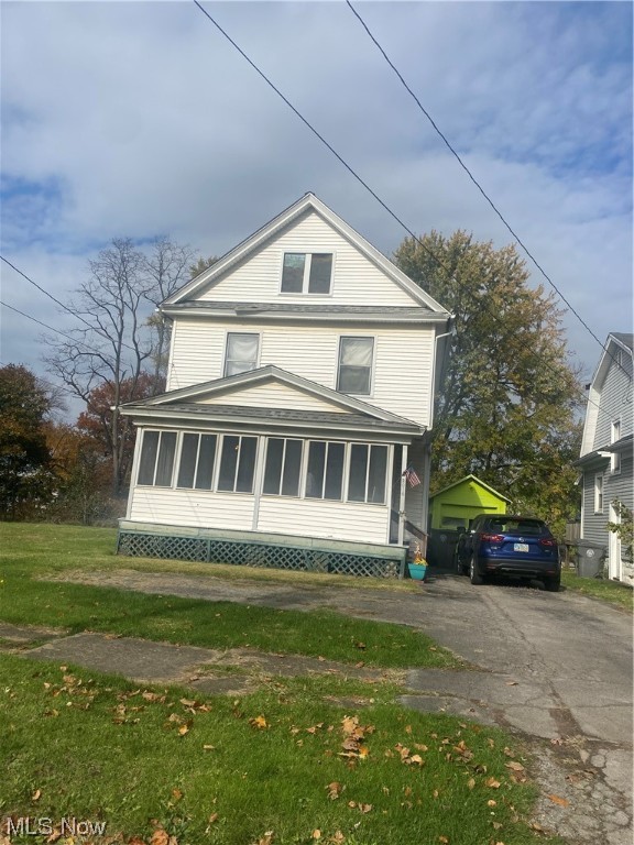 Welcome to this 3 bed 1 bath fixer upper. Introducing an exclusive investment opportunity for investors! This property listing has a lot of potential with a new roof. Take advantage of this rare opportunity to shape an investment according to your preferences.