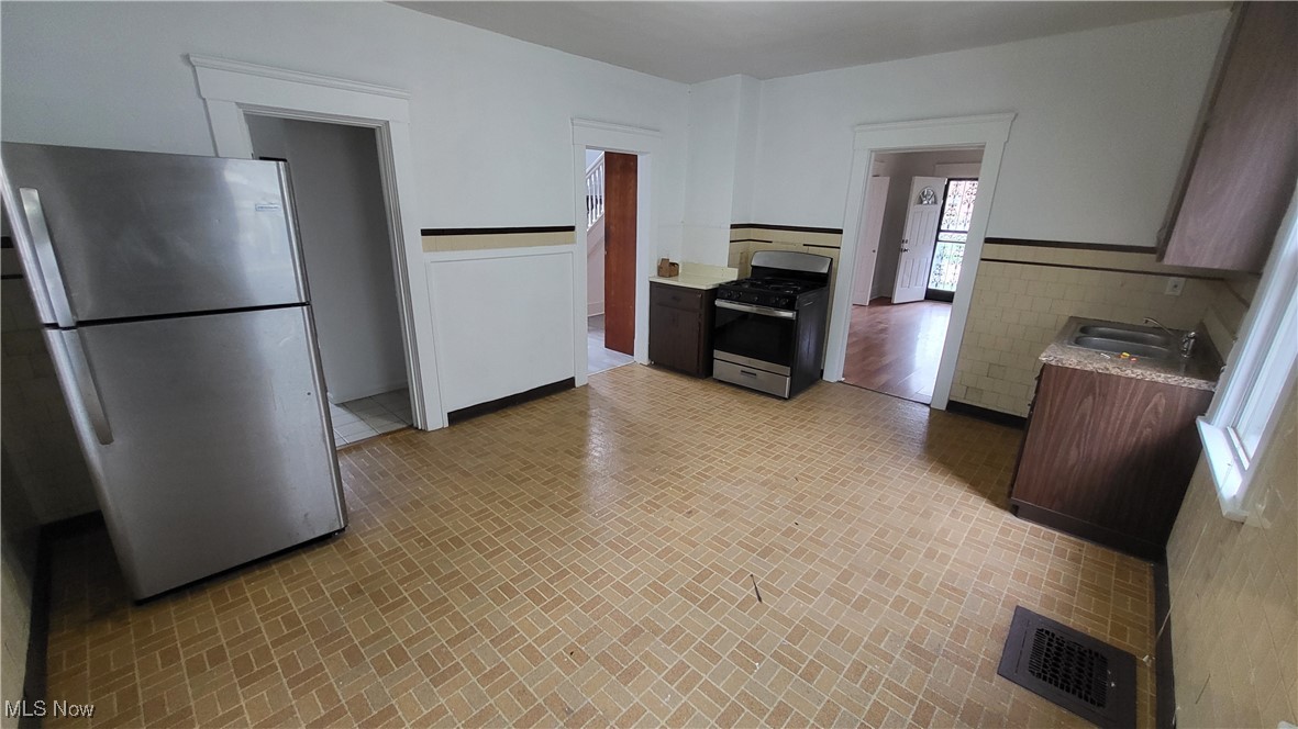 Cleveland, Ohio 44105, United States, 4 Bedrooms Bedrooms, ,1 BathroomBathrooms,Residential,Active,112836