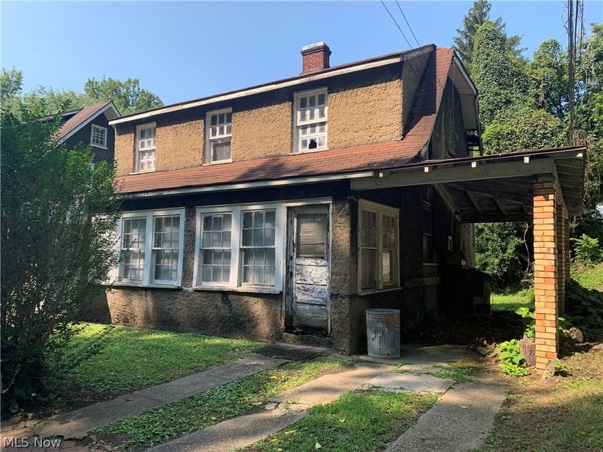 ATTENTION INVESTORS!!! This 2 story home sits on a great lot overlooking the park with the awesome Quincy St views of Parkersburg. With 4 bedrooms and 1.5 baths, this property would make a great rental or flip property. Come put some work into this one and bring it back to life!
Home is being sold AS-IS.